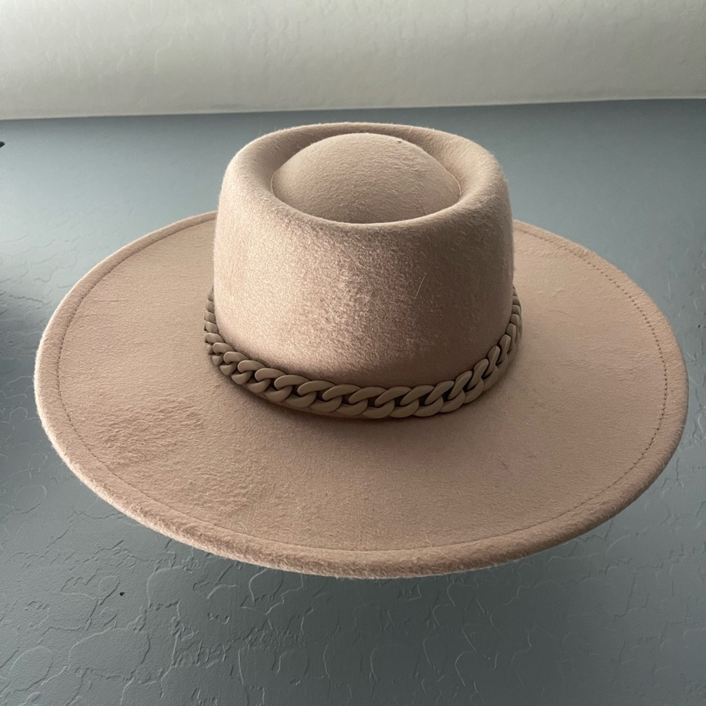 Wide brim women’s hat